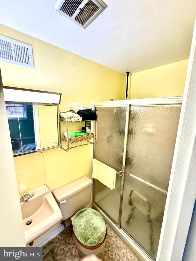 13711 PENWITH CT, CHANTILLY, Virginia 20151, 3 Bedrooms Bedrooms, 7 Rooms Rooms,2 BathroomsBathrooms,Residential,For sale,13711 PENWITH CT,VAFX2279022 MLS # VAFX2279022