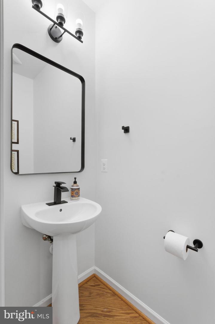 43911 EASTGATE VIEW DR, CHANTILLY, Virginia 20152, 3 Bedrooms Bedrooms, ,2 BathroomsBathrooms,Residential,For sale,43911 EASTGATE VIEW DR,VALO2111380 MLS # VALO2111380