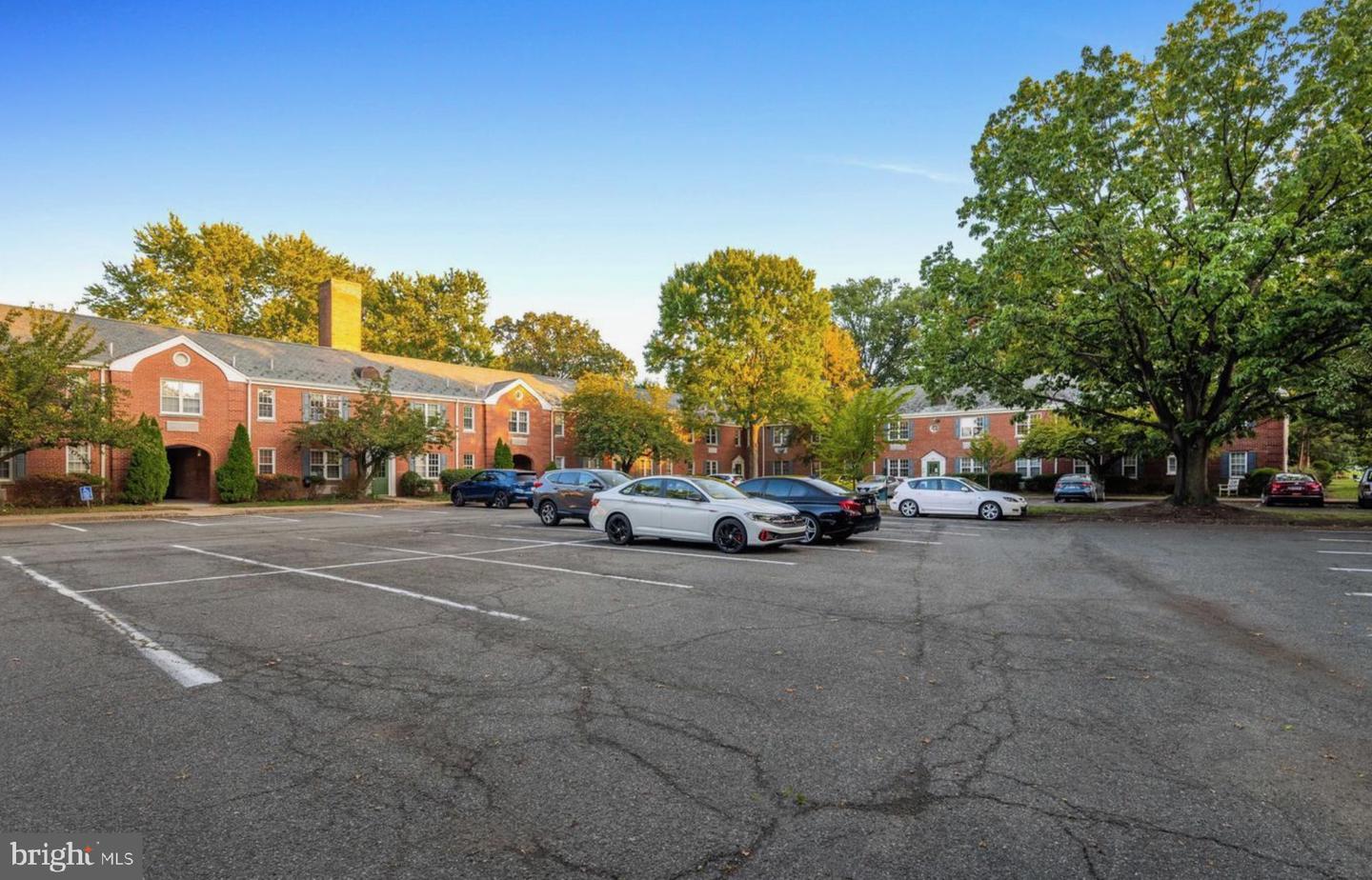 2 AUBURN CT #B, ALEXANDRIA, Virginia 22305, 2 Bedrooms Bedrooms, ,1 BathroomBathrooms,Residential,For sale,2 AUBURN CT #B,VAAX2051974 MLS # VAAX2051974