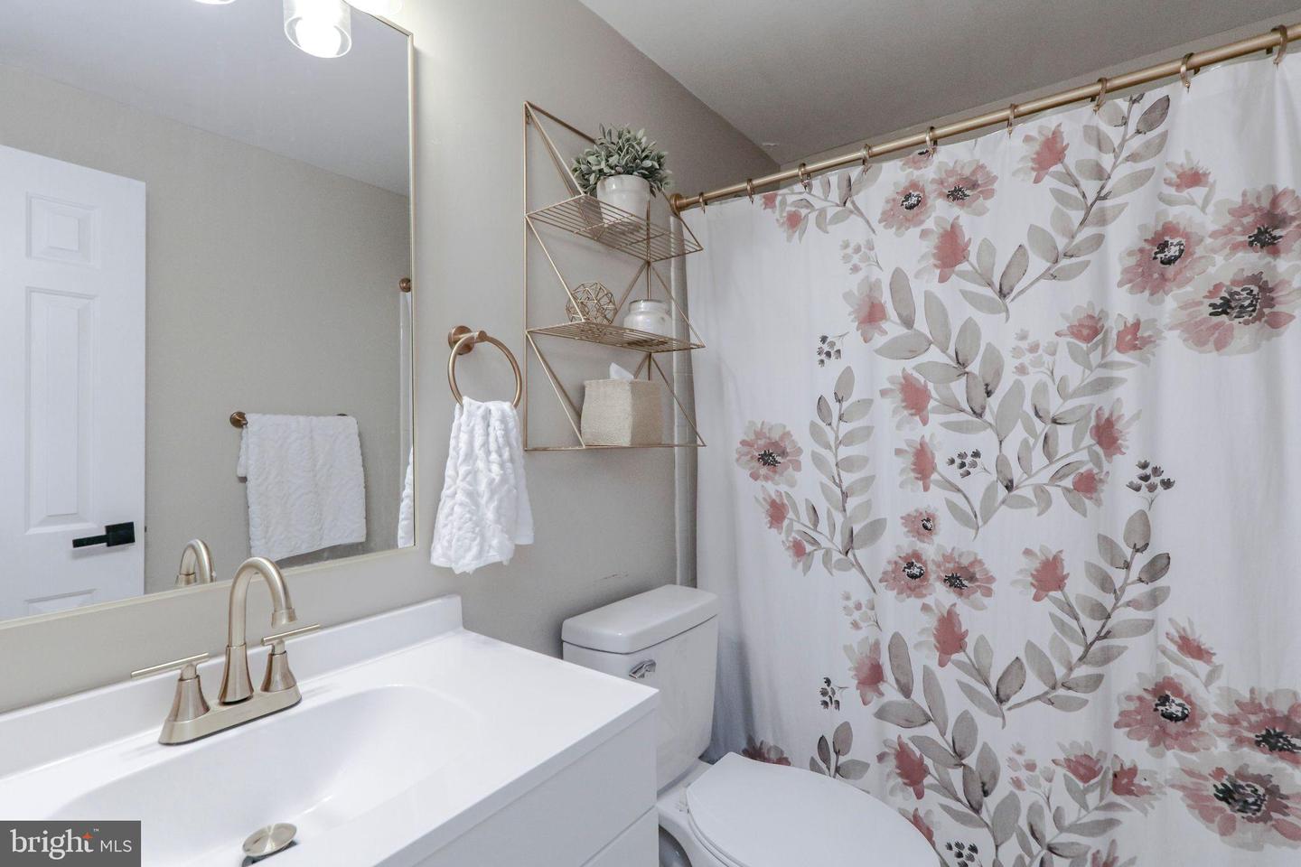 13918 LYNHURST DR, WOODBRIDGE, Virginia 22193, 4 Bedrooms Bedrooms, 10 Rooms Rooms,2 BathroomsBathrooms,Residential,For sale,13918 LYNHURST DR,VAPW2105638 MLS # VAPW2105638