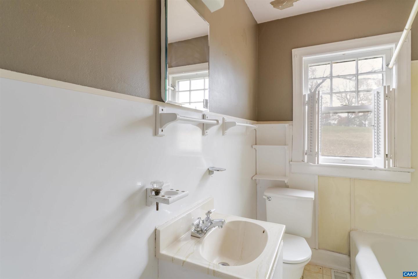 1007 SHERWOOD AVE, WAYNESBORO, Virginia 22980, 3 Bedrooms Bedrooms, ,1 BathroomBathrooms,Residential,For sale,1007 SHERWOOD AVE,671386 MLS # 671386