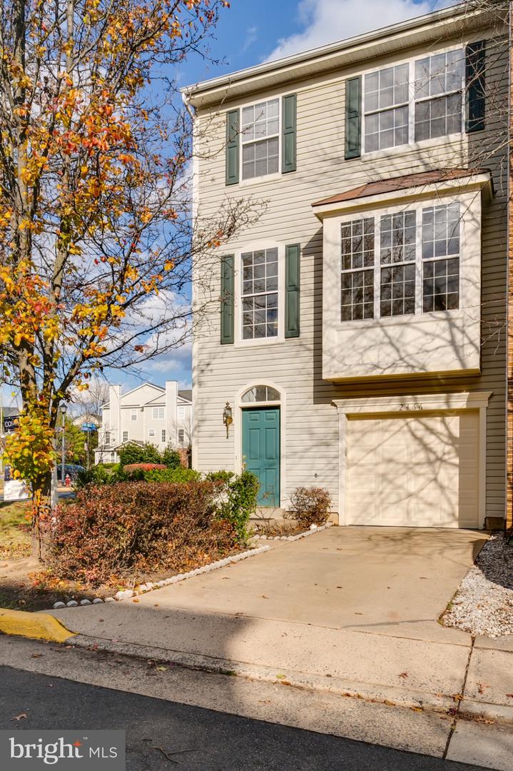 2466 CLOVER FIELD CIR, HERNDON, Virginia 20171, 3 Bedrooms Bedrooms, 12 Rooms Rooms,2 BathroomsBathrooms,Residential,For sale,2466 CLOVER FIELD CIR,VAFX2280208 MLS # VAFX2280208
