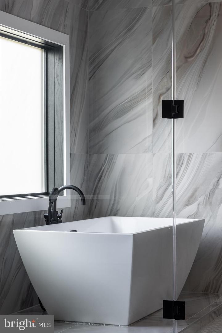 6884 CHURCHILL RD, MCLEAN, Virginia 22101, 6 Bedrooms Bedrooms, ,6 BathroomsBathrooms,Residential,For sale,6884 CHURCHILL RD,VAFX2280252 MLS # VAFX2280252