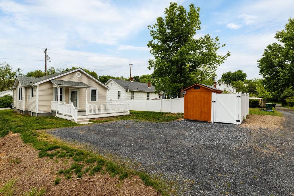 238 N CHARLOTTE AVE, WAYNESBORO, Virginia 22980, 2 Bedrooms Bedrooms, ,1 BathroomBathrooms,Residential,238 N CHARLOTTE AVE,671162 MLS # 671162