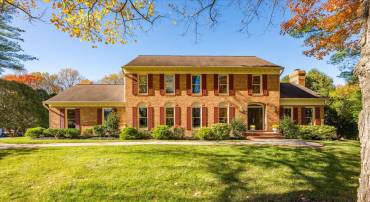 8426 HOLLY LEAF DR, MCLEAN, Virginia 22102, 5 Bedrooms Bedrooms, 24 Rooms Rooms,3 BathroomsBathrooms,Residential,For sale,8426 HOLLY LEAF DR,VAFX2262594 MLS # VAFX2262594