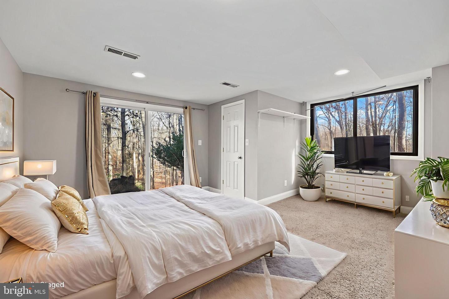 10450 HUNTER VIEW RD, VIENNA, Virginia 22181, 4 Bedrooms Bedrooms, ,3 BathroomsBathrooms,Residential,For sale,10450 HUNTER VIEW RD,VAFX2272954 MLS # VAFX2272954 10450 HUNTER VIEW RD, VIENNA, Virginia 22181, 4 Bedrooms Bedrooms, ,3 BathroomsBathrooms,Residential,For sale,10450 HUNTER VIEW RD,VAFX2272954 MLS # VAFX2272954