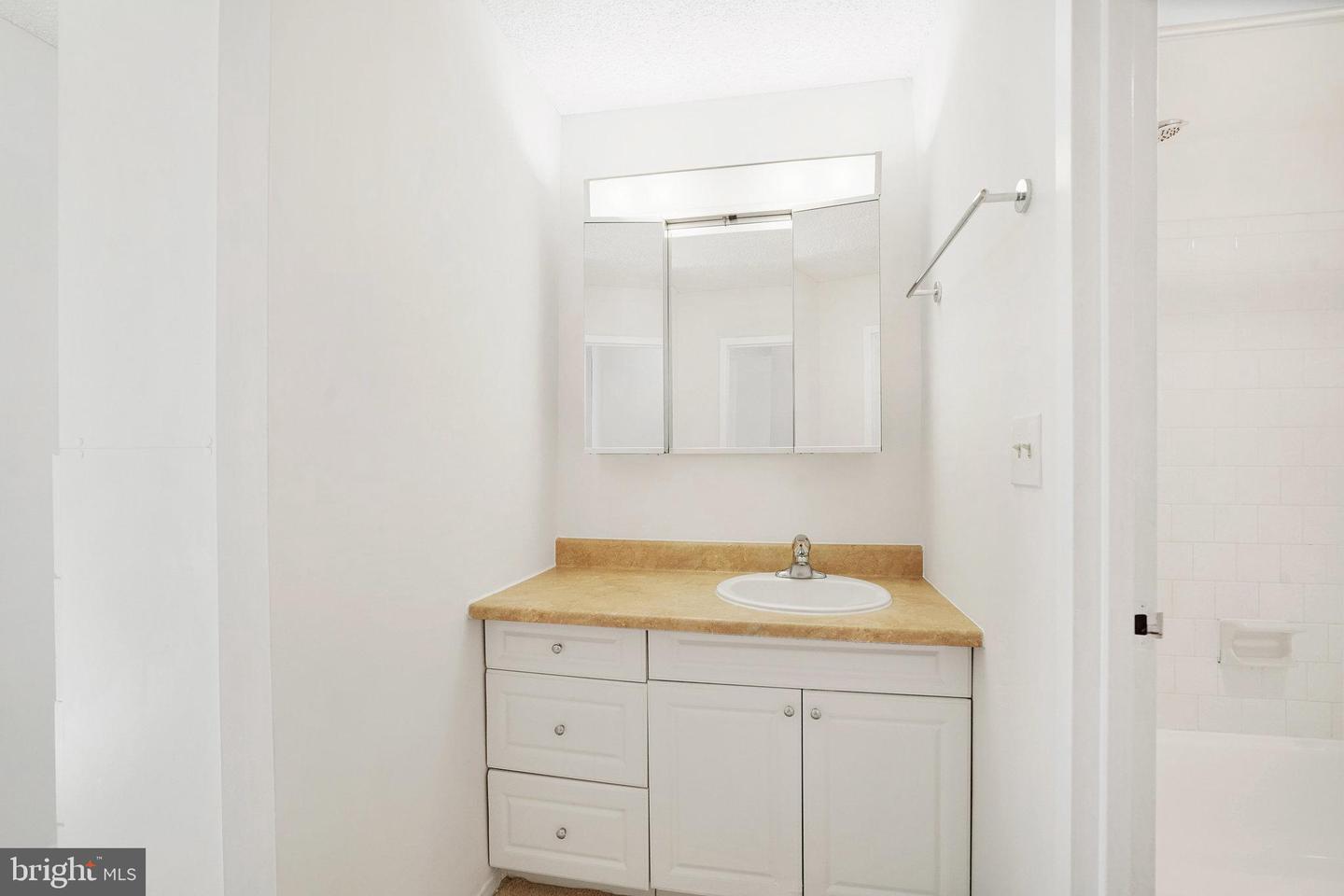 1225 MARTHA CUSTIS DR #203, ALEXANDRIA, Virginia 22302, 1 Bedroom Bedrooms, ,1 BathroomBathrooms,Residential,For sale,1225 MARTHA CUSTIS DR #203,VAAX2050714 MLS # VAAX2050714