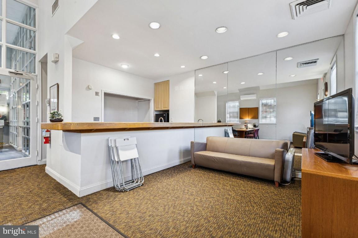 1620 W ABINGDON DR W #301, ALEXANDRIA, Virginia 22314, 1 Bedroom Bedrooms, ,1 BathroomBathrooms,Residential,For sale,1620 W ABINGDON DR W #301,VAAX2051112 MLS # VAAX2051112