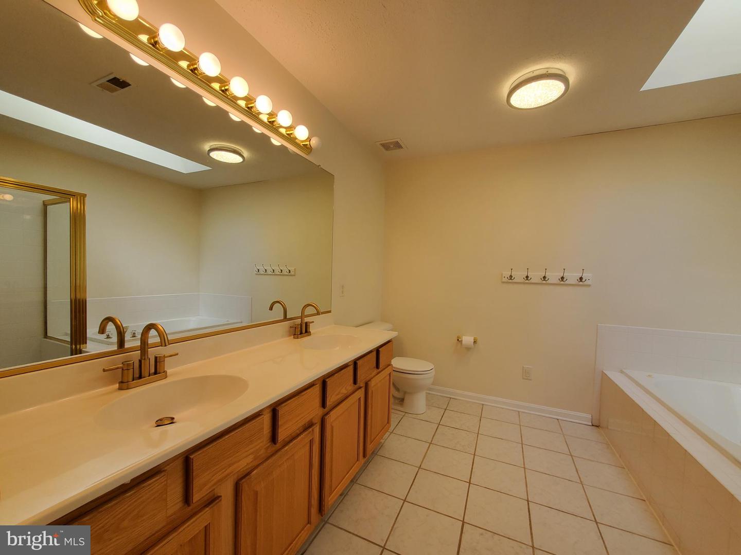 106 FOXGLOVE DR, WINCHESTER, Virginia 22602, 3 Bedrooms Bedrooms, 11 Rooms Rooms,3 BathroomsBathrooms,Residential,For sale,106 FOXGLOVE DR,VAFV2036626 MLS # VAFV2036626