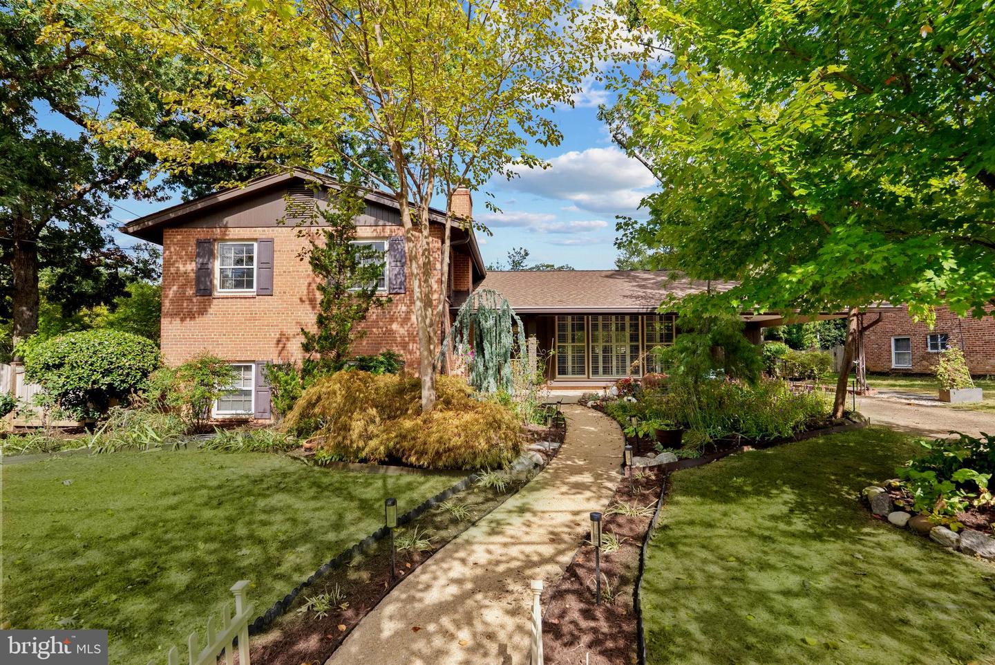 917 CRESTWOOD DR, ALEXANDRIA, Virginia 22302, 4 Bedrooms Bedrooms, ,3 BathroomsBathrooms,Residential,For sale,917 CRESTWOOD DR,VAAX2050860 MLS # VAAX2050860