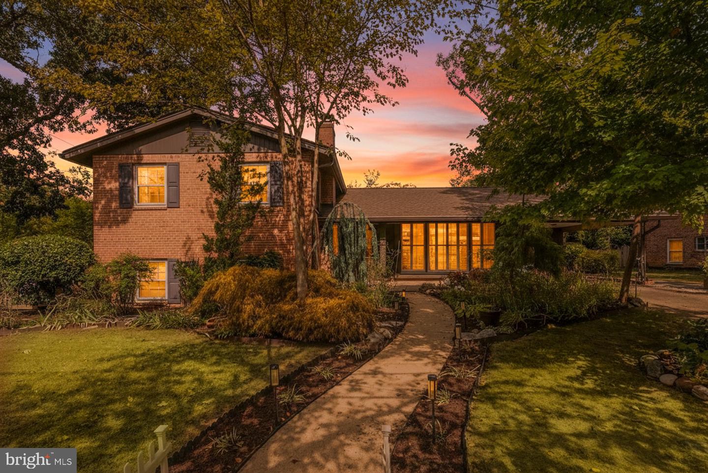 917 CRESTWOOD DR, ALEXANDRIA, Virginia 22302, 4 Bedrooms Bedrooms, ,3 BathroomsBathrooms,Residential,For sale,917 CRESTWOOD DR,VAAX2050860 MLS # VAAX2050860