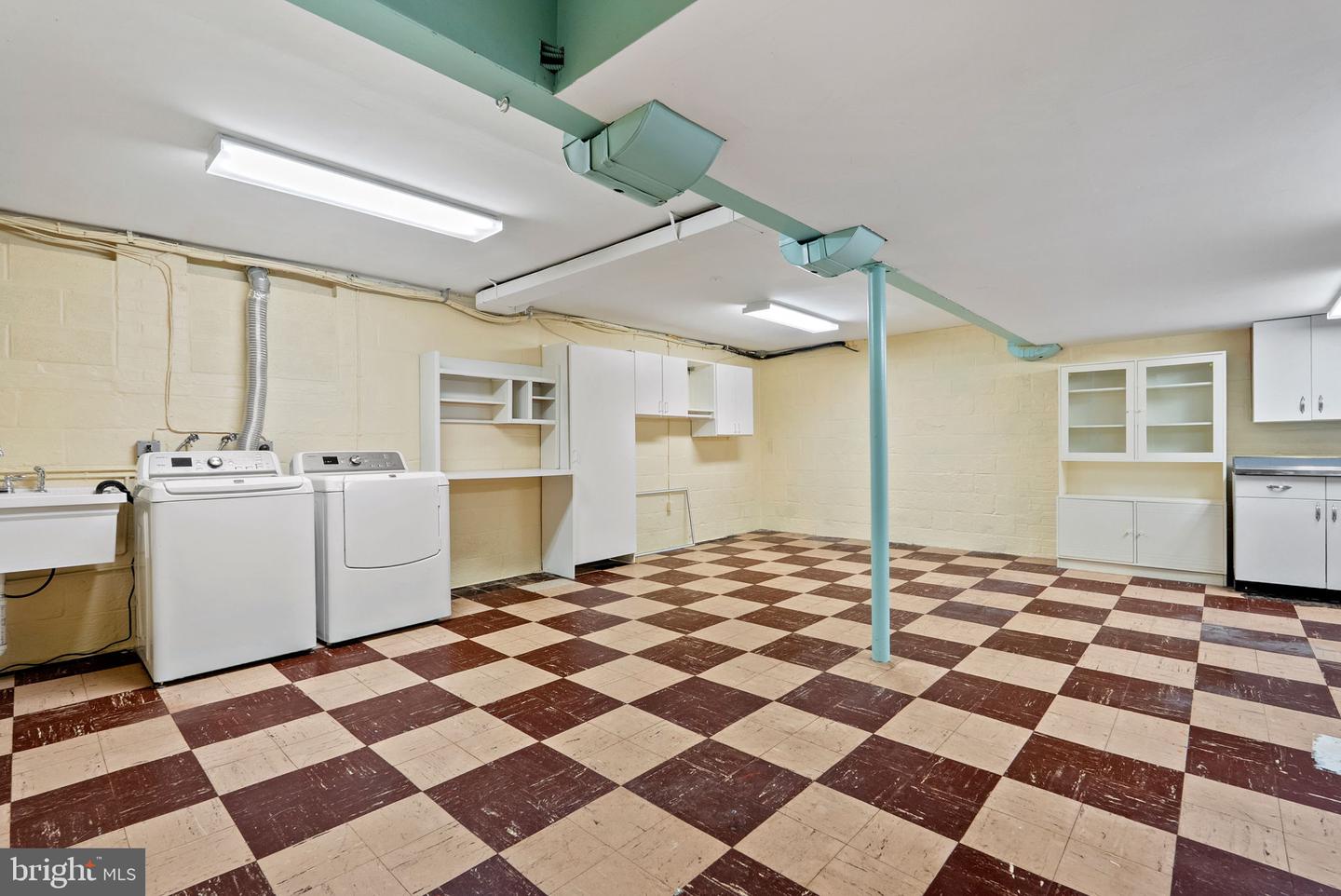 917 CRESTWOOD DR, ALEXANDRIA, Virginia 22302, 4 Bedrooms Bedrooms, ,3 BathroomsBathrooms,Residential,For sale,917 CRESTWOOD DR,VAAX2050860 MLS # VAAX2050860