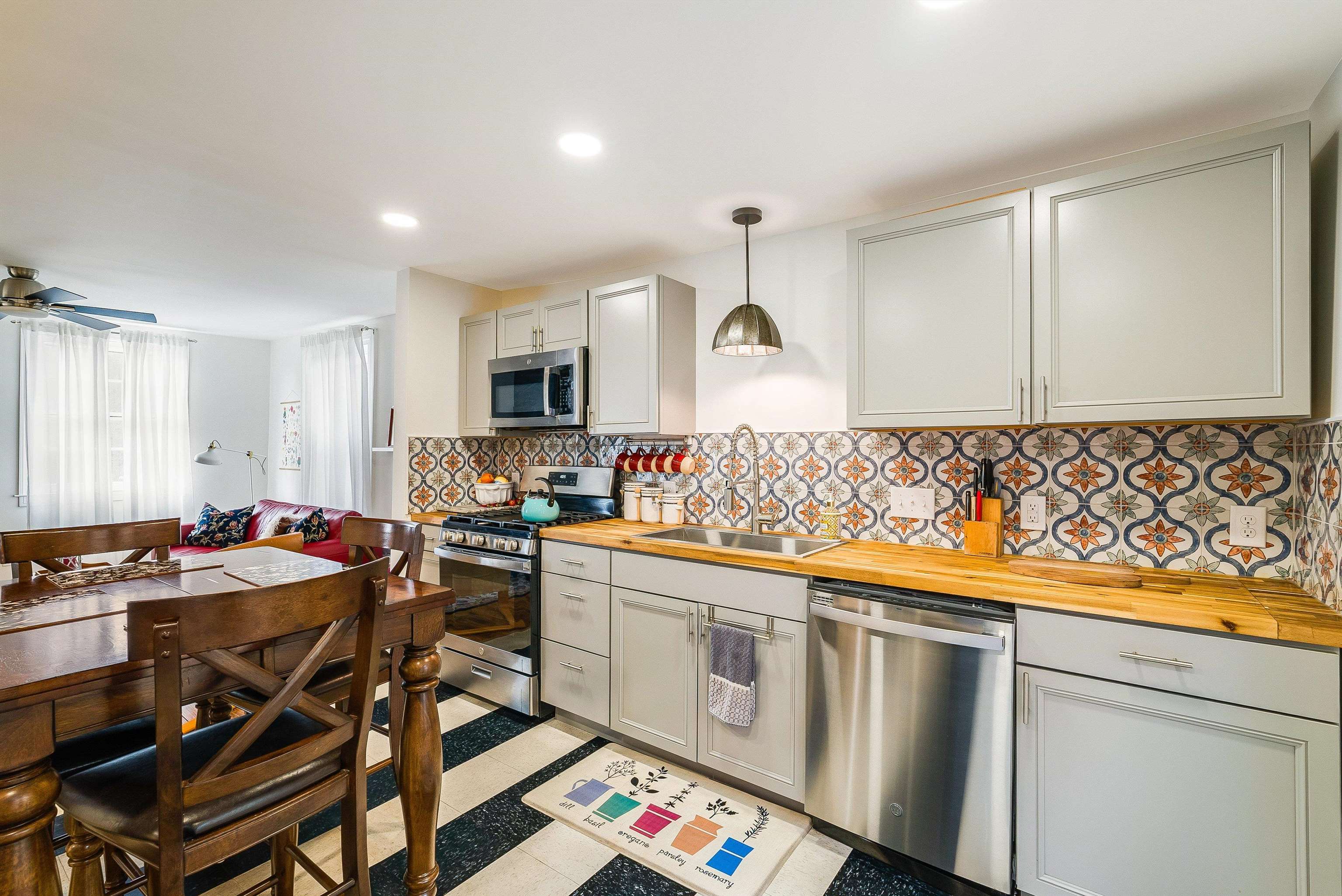 917 W BEVERLEY ST, STAUNTON, Virginia 22980, 3 Bedrooms Bedrooms, ,2 BathroomsBathrooms,Residential,917 W BEVERLEY ST,670124 MLS # 670124