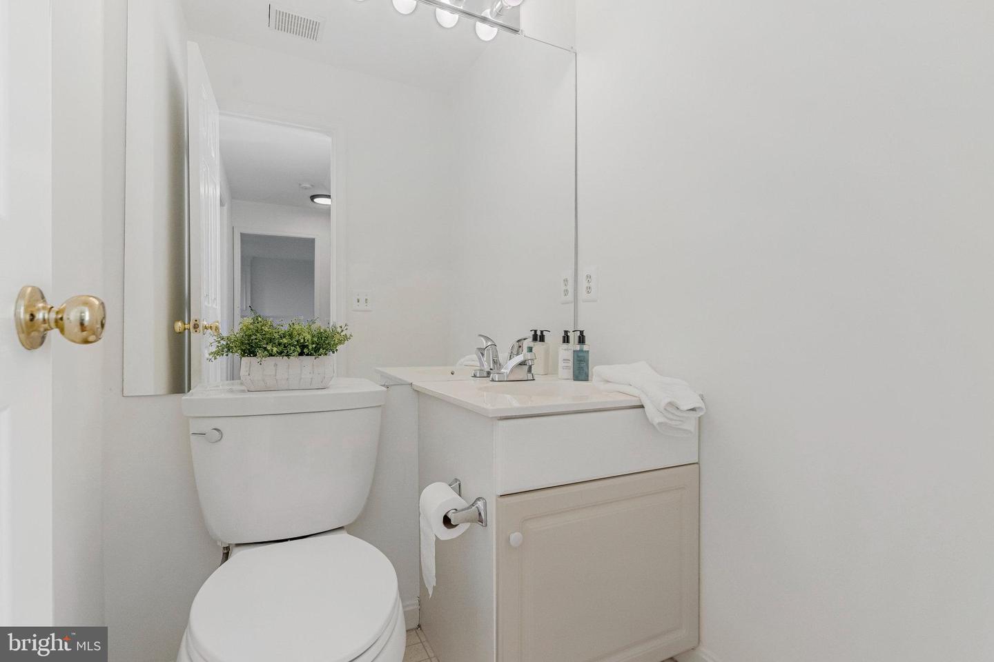 714 CLAIRMONT CT NE, LEESBURG, Virginia 20176, 4 Bedrooms Bedrooms, ,2 BathroomsBathrooms,Residential,For sale,714 CLAIRMONT CT NE,VALO2111616 MLS # VALO2111616