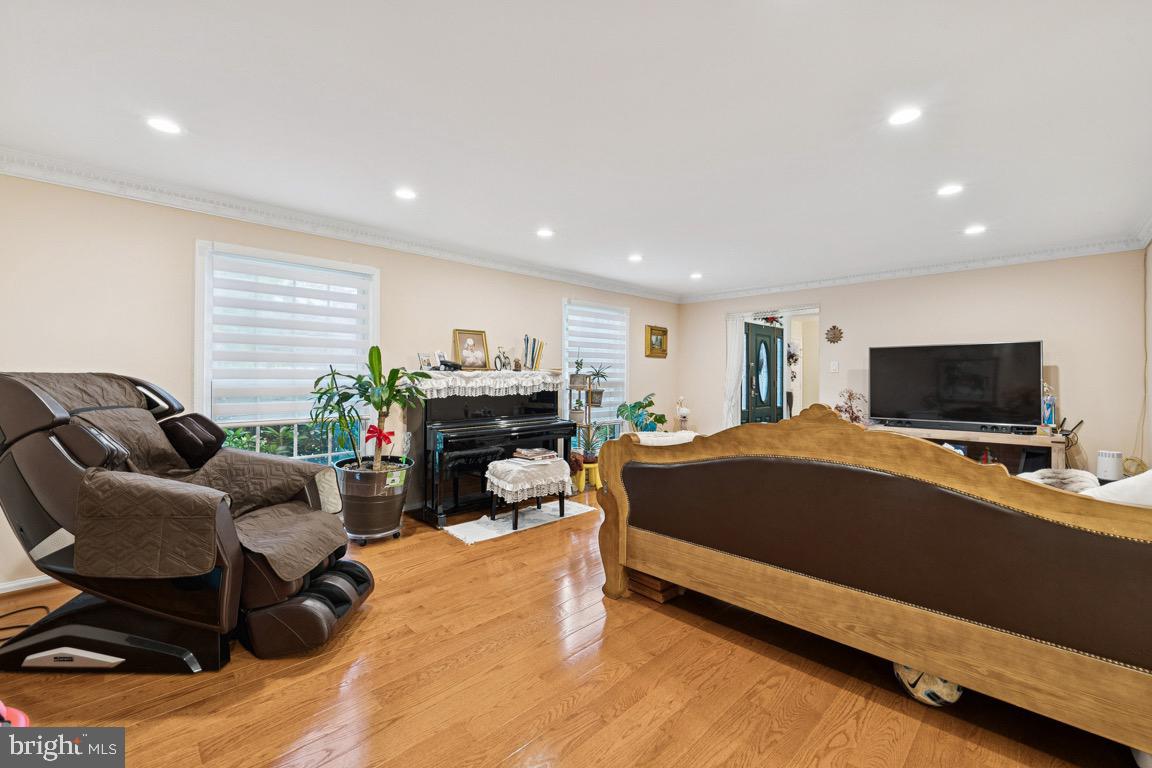 6625 WEATHEFORD CT, MCLEAN, Virginia 22101, 6 Bedrooms Bedrooms, ,4 BathroomsBathrooms,Residential,For sale,6625 WEATHEFORD CT,VAFX2245070 MLS # VAFX2245070