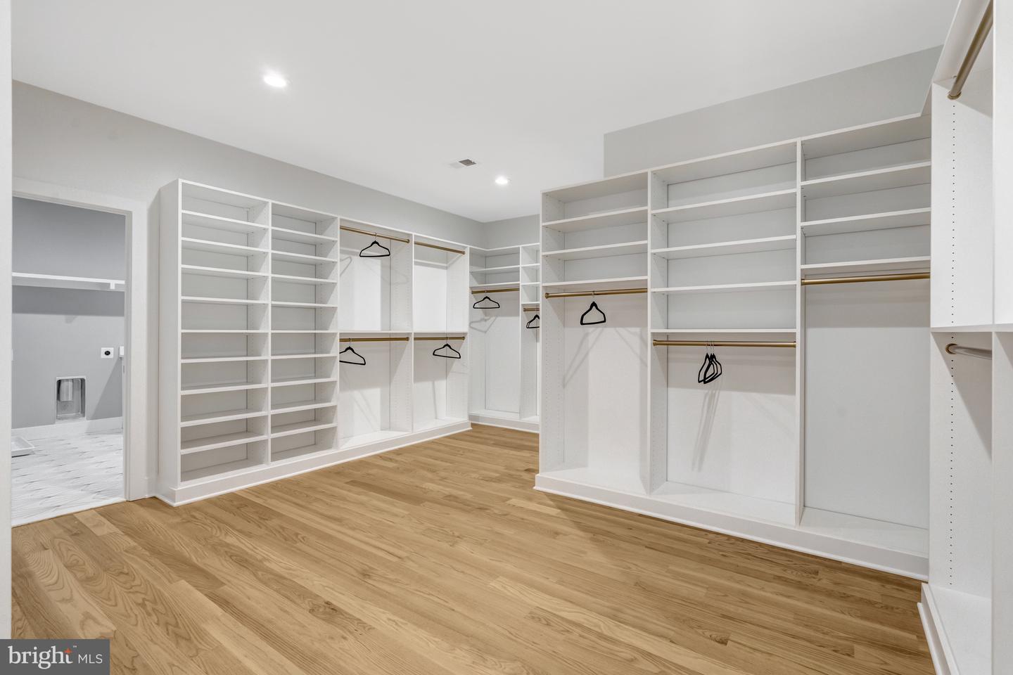 4824 VILLAGE DR, FAIRFAX, Virginia 22030, 6 Bedrooms Bedrooms, ,6 BathroomsBathrooms,Residential,For sale,4824 VILLAGE DR,VAFX2265602 MLS # VAFX2265602