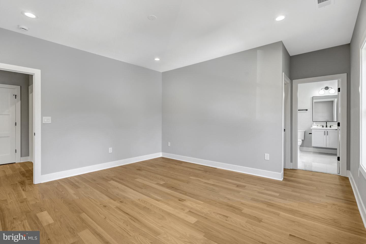 4824 VILLAGE DR, FAIRFAX, Virginia 22030, 6 Bedrooms Bedrooms, ,6 BathroomsBathrooms,Residential,For sale,4824 VILLAGE DR,VAFX2265602 MLS # VAFX2265602