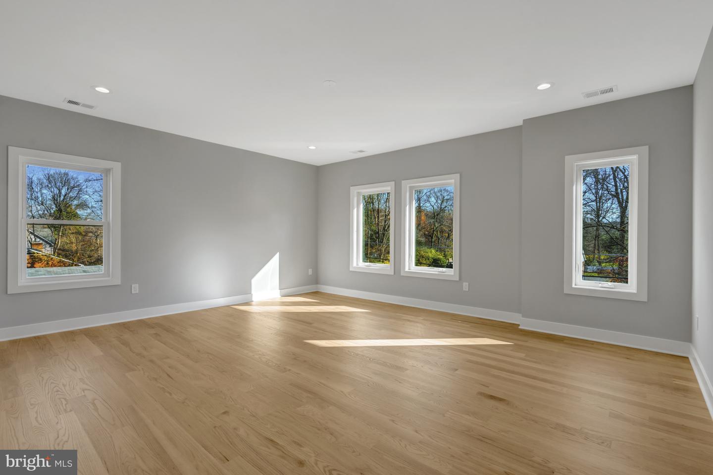 4824 VILLAGE DR, FAIRFAX, Virginia 22030, 6 Bedrooms Bedrooms, ,6 BathroomsBathrooms,Residential,For sale,4824 VILLAGE DR,VAFX2265602 MLS # VAFX2265602