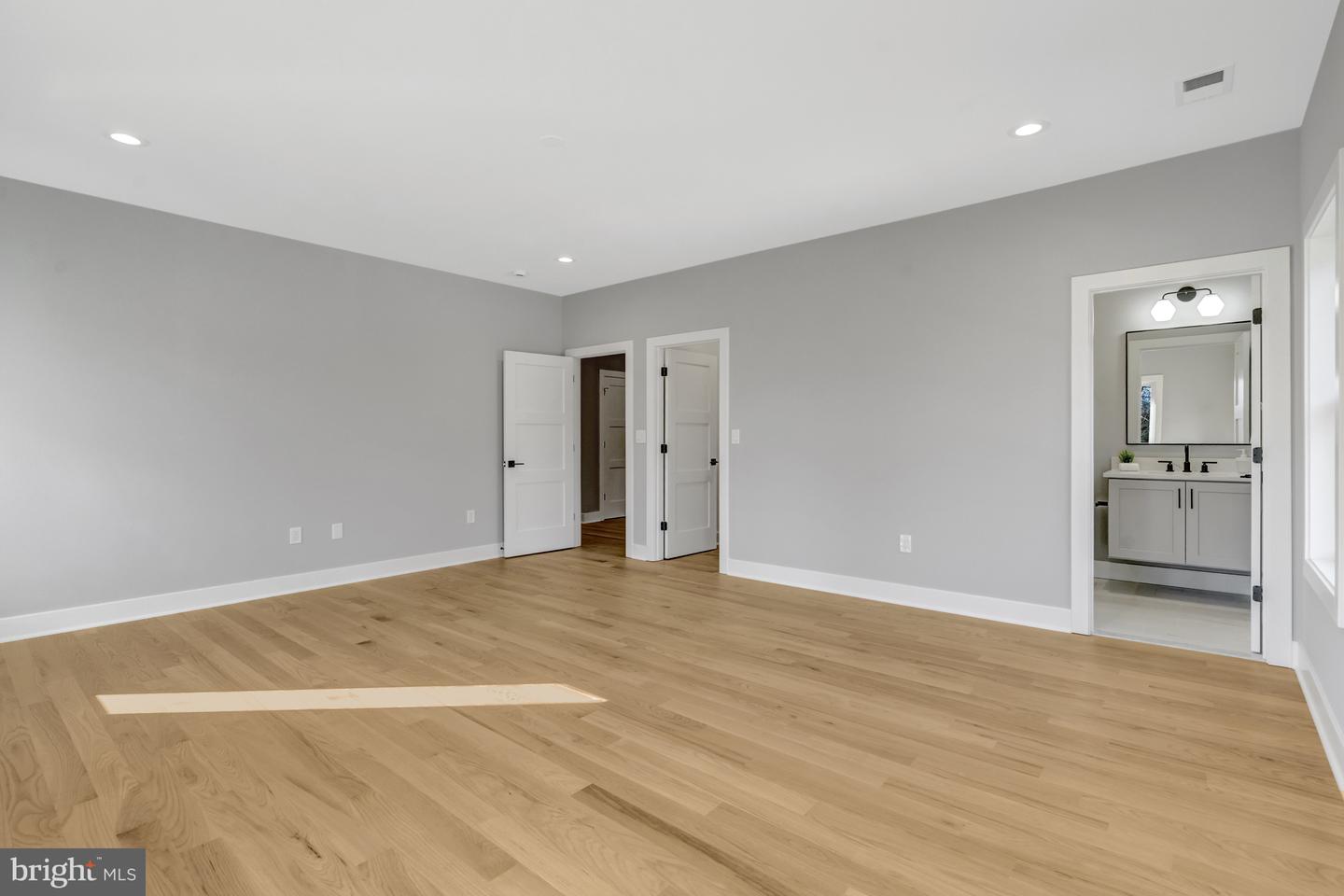 4824 VILLAGE DR, FAIRFAX, Virginia 22030, 6 Bedrooms Bedrooms, ,6 BathroomsBathrooms,Residential,For sale,4824 VILLAGE DR,VAFX2265602 MLS # VAFX2265602