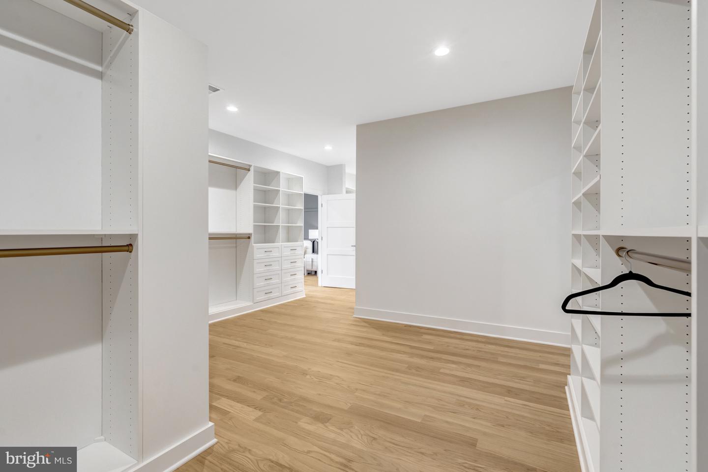 4824 VILLAGE DR, FAIRFAX, Virginia 22030, 6 Bedrooms Bedrooms, ,6 BathroomsBathrooms,Residential,For sale,4824 VILLAGE DR,VAFX2265602 MLS # VAFX2265602