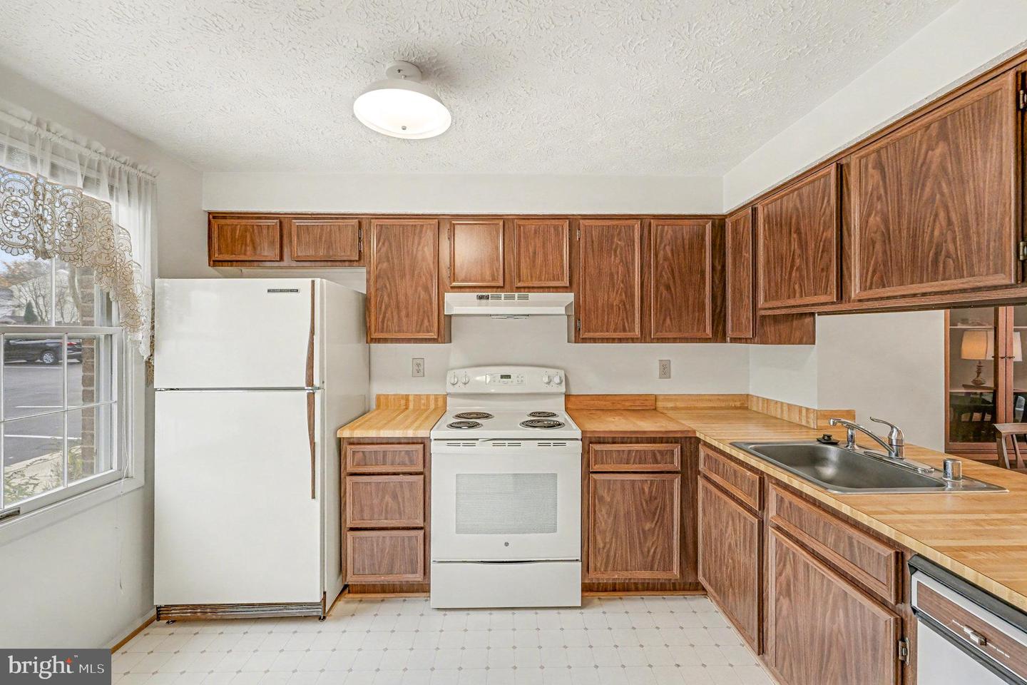 8278 CRESTMONT CIR, SPRINGFIELD, Virginia 22153, 2 Bedrooms Bedrooms, ,1 BathroomBathrooms,Residential,For sale,8278 CRESTMONT CIR,VAFX2280560 MLS # VAFX2280560