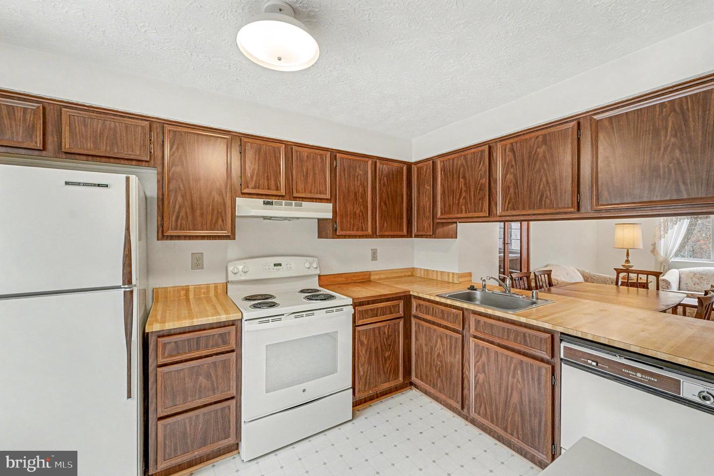 8278 CRESTMONT CIR, SPRINGFIELD, Virginia 22153, 2 Bedrooms Bedrooms, ,1 BathroomBathrooms,Residential,For sale,8278 CRESTMONT CIR,VAFX2280560 MLS # VAFX2280560