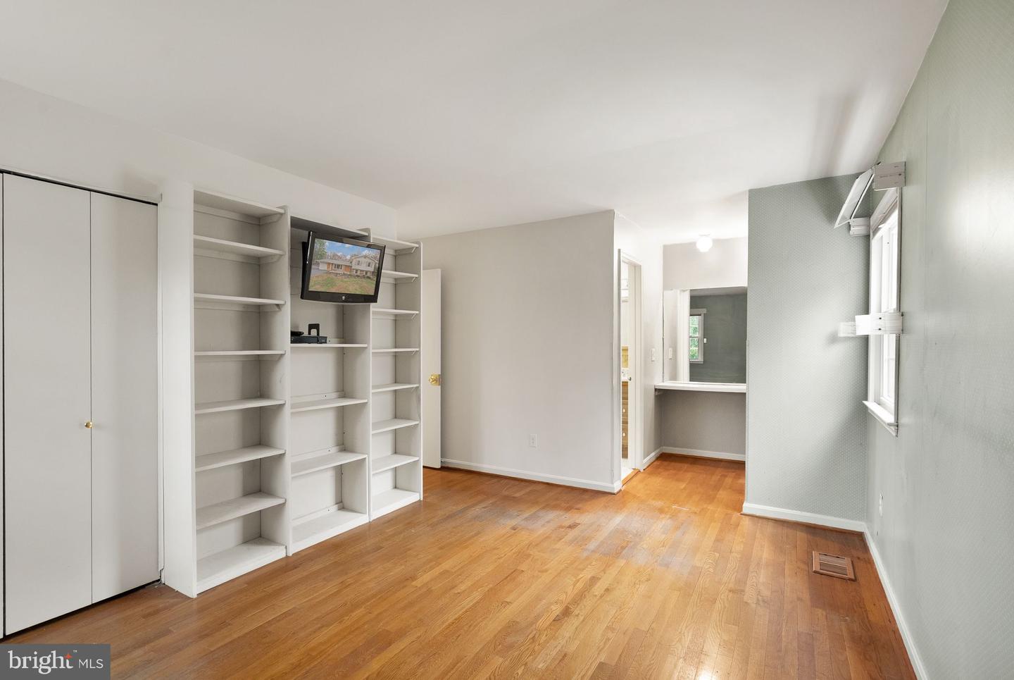 8522 TYSONS CT, VIENNA, Virginia 22182, 5 Bedrooms Bedrooms, ,2 BathroomsBathrooms,Residential,For sale,8522 TYSONS CT,VAFX2280244 MLS # VAFX2280244