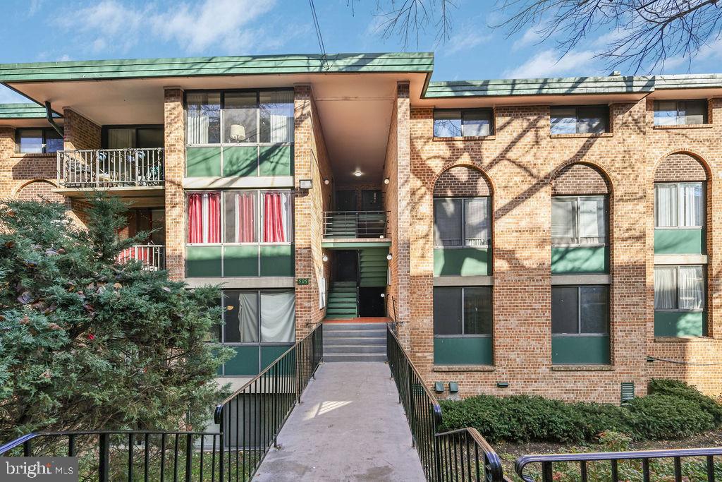 509 N ARMISTEAD ST #103, ALEXANDRIA, Virginia 22312, 3 Bedrooms Bedrooms, ,1 BathroomBathrooms,Residential,For sale,509 N ARMISTEAD ST #103,VAAX2052060 MLS # VAAX2052060