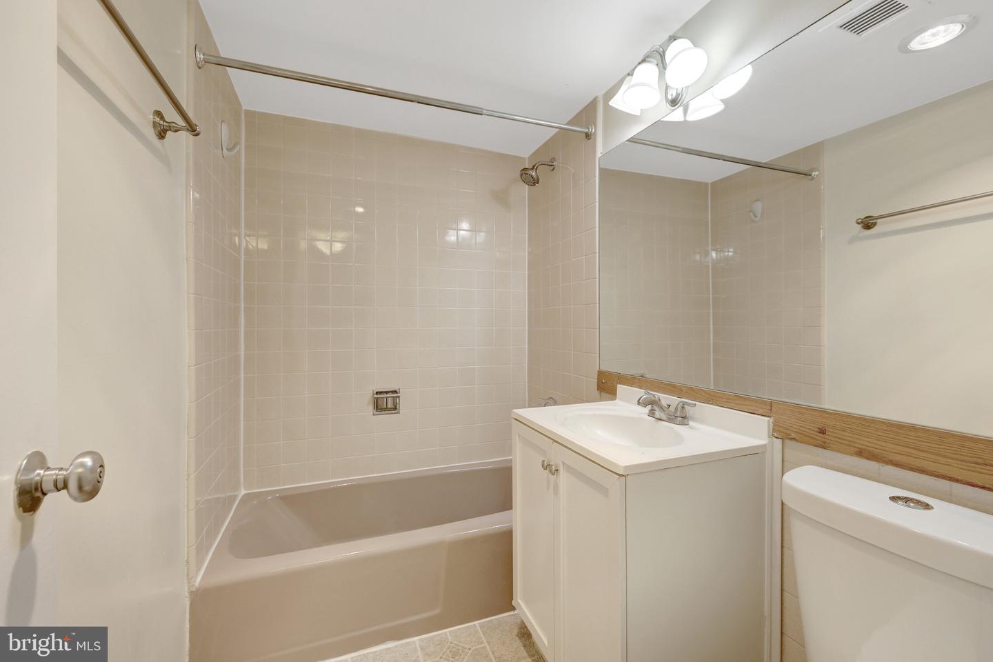 11400 WASHINGTON PLZ W #103, RESTON, Virginia 20190, 2 Bedrooms Bedrooms, ,2 BathroomsBathrooms,Residential,For sale,11400 WASHINGTON PLZ W #103,VAFX2280564 MLS # VAFX2280564