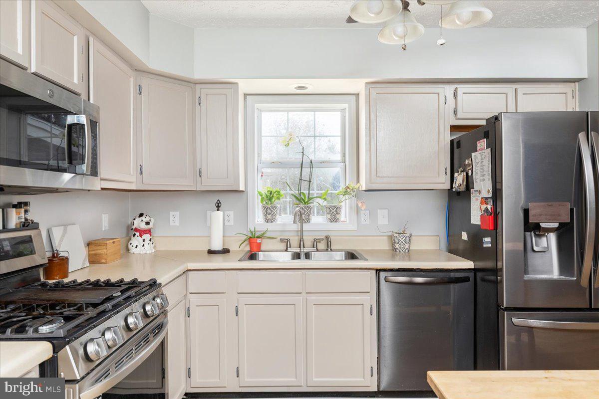 10346 GROVES FARM RD, MIDLAND, Virginia 22728, 4 Bedrooms Bedrooms, ,2 BathroomsBathrooms,Residential,For sale,10346 GROVES FARM RD,VAFQ2019480 MLS # VAFQ2019480