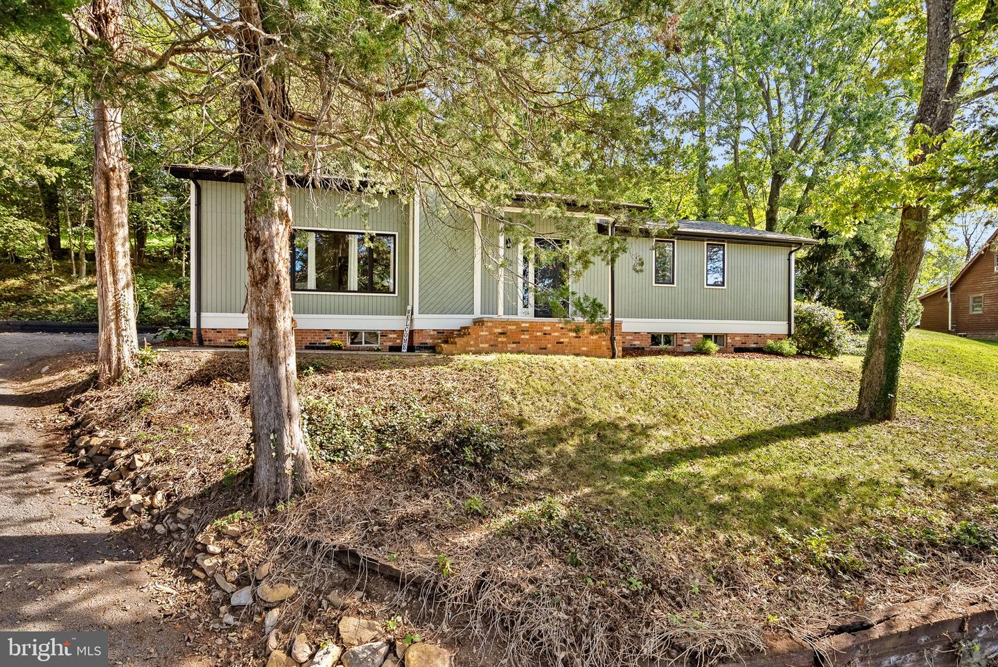 862 CARRIER DR, STRASBURG, Virginia 22657, 3 Bedrooms Bedrooms, ,2 BathroomsBathrooms,Residential,For sale,862 CARRIER DR,VASH2012694 MLS # VASH2012694