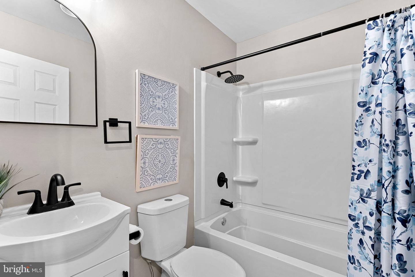 862 CARRIER DR, STRASBURG, Virginia 22657, 3 Bedrooms Bedrooms, ,2 BathroomsBathrooms,Residential,For sale,862 CARRIER DR,VASH2012694 MLS # VASH2012694