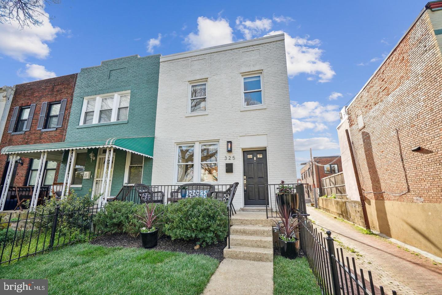 325 17TH ST SE, WASHINGTON, District Of Columbia 20003, 2 Bedrooms Bedrooms, ,1 BathroomBathrooms,Residential,For sale,325 17TH ST SE,DCDC2228690 MLS # DCDC2228690
