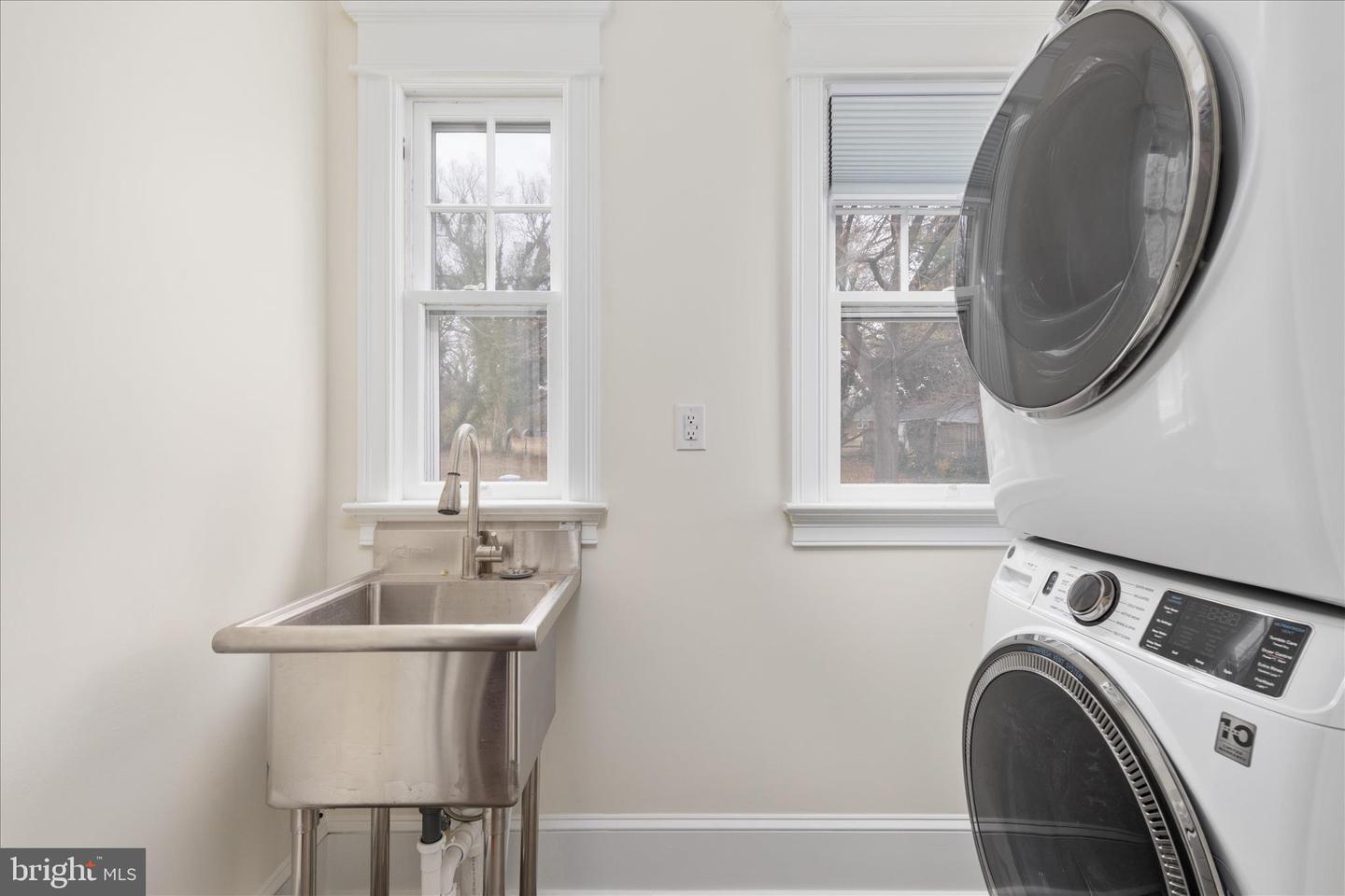 422 N MAIN ST, WOODSTOCK, Virginia 22664, 5 Bedrooms Bedrooms, ,3 BathroomsBathrooms,Residential,For sale,422 N MAIN ST,VASH2013124 MLS # VASH2013124