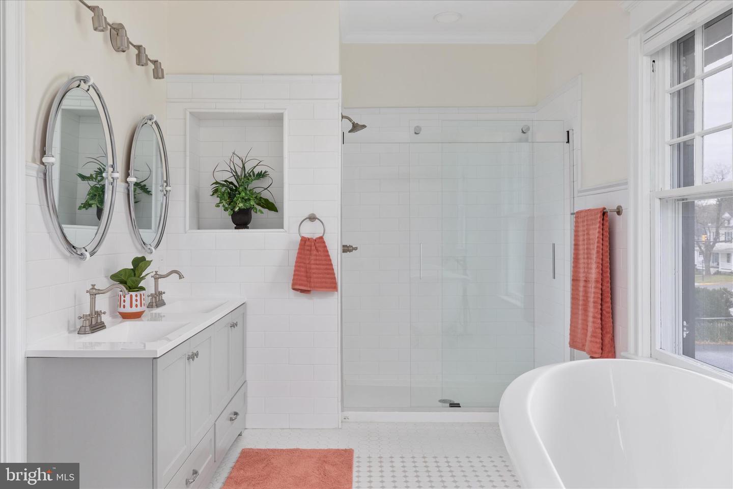 422 N MAIN ST, WOODSTOCK, Virginia 22664, 5 Bedrooms Bedrooms, ,3 BathroomsBathrooms,Residential,For sale,422 N MAIN ST,VASH2013124 MLS # VASH2013124