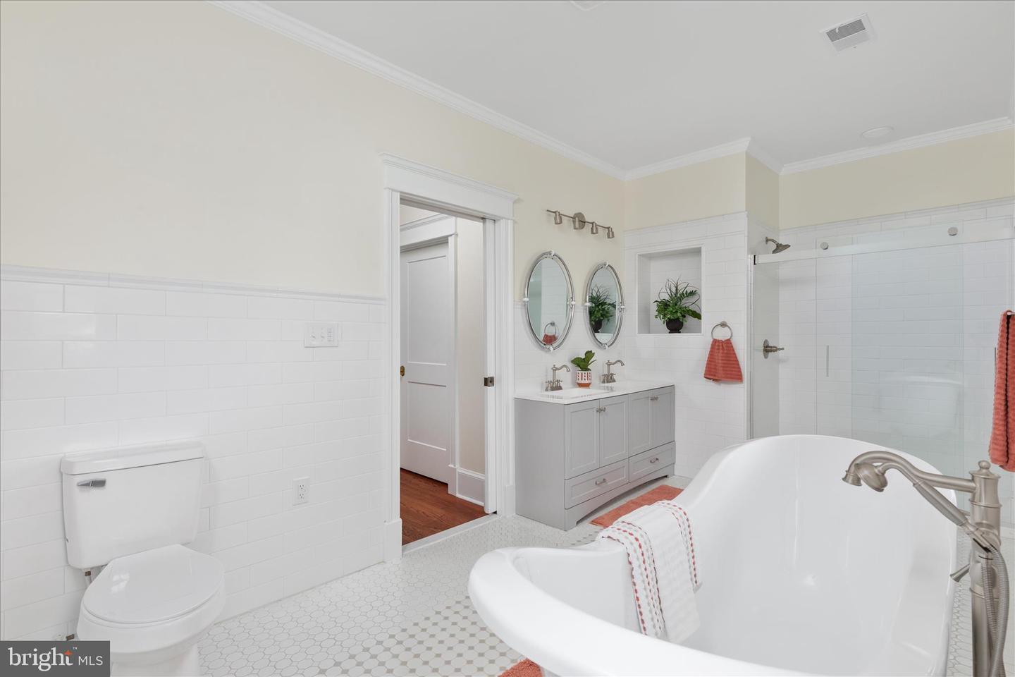 422 N MAIN ST, WOODSTOCK, Virginia 22664, 5 Bedrooms Bedrooms, ,3 BathroomsBathrooms,Residential,For sale,422 N MAIN ST,VASH2013124 MLS # VASH2013124