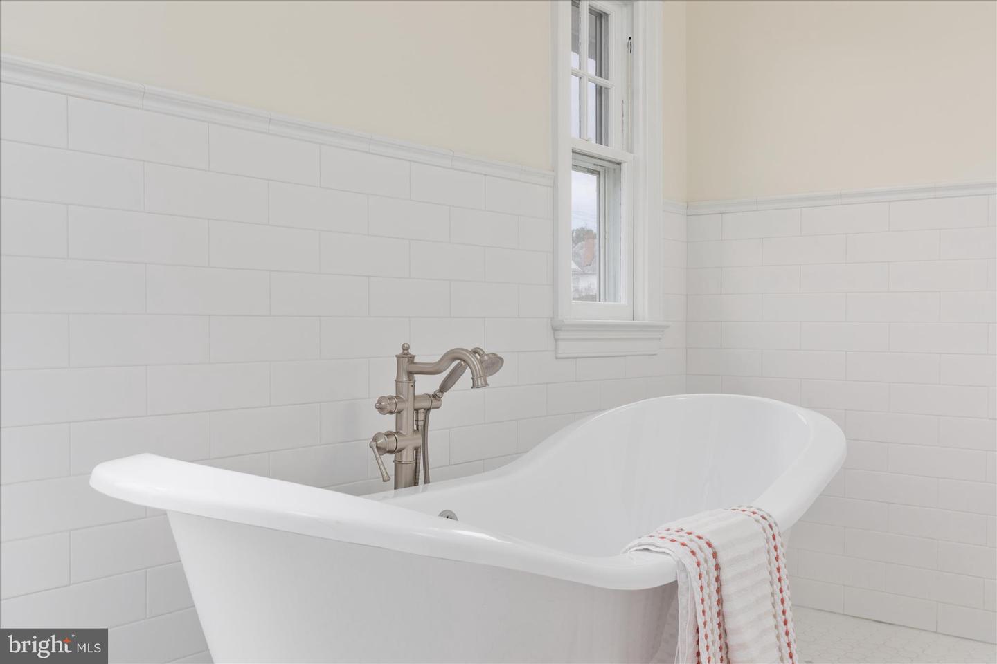 422 N MAIN ST, WOODSTOCK, Virginia 22664, 5 Bedrooms Bedrooms, ,3 BathroomsBathrooms,Residential,For sale,422 N MAIN ST,VASH2013124 MLS # VASH2013124