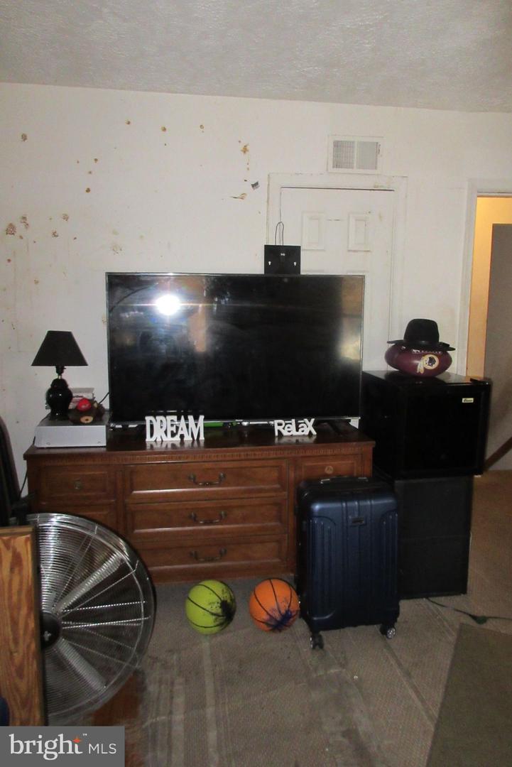 507 OAKWOOD ST SE, WASHINGTON, District Of Columbia 20032, 3 Bedrooms Bedrooms, ,2 BathroomsBathrooms,Residential,For sale,507 OAKWOOD ST SE,DCDC2121516 MLS # DCDC2121516