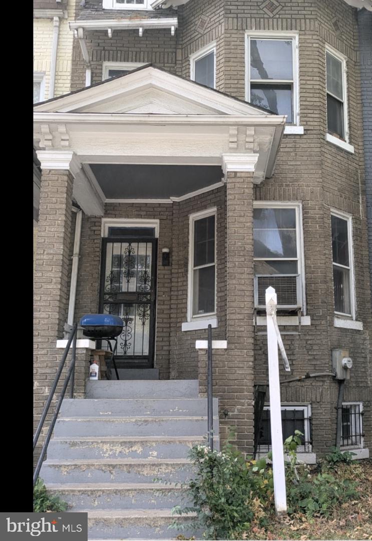2122 NORTH CAPITOL ST NW, WASHINGTON, District Of Columbia 20002, 3 Bedrooms Bedrooms, ,1 BathroomBathrooms,Residential,For sale,2122 NORTH CAPITOL ST NW,DCDC2232836 MLS # DCDC2232836