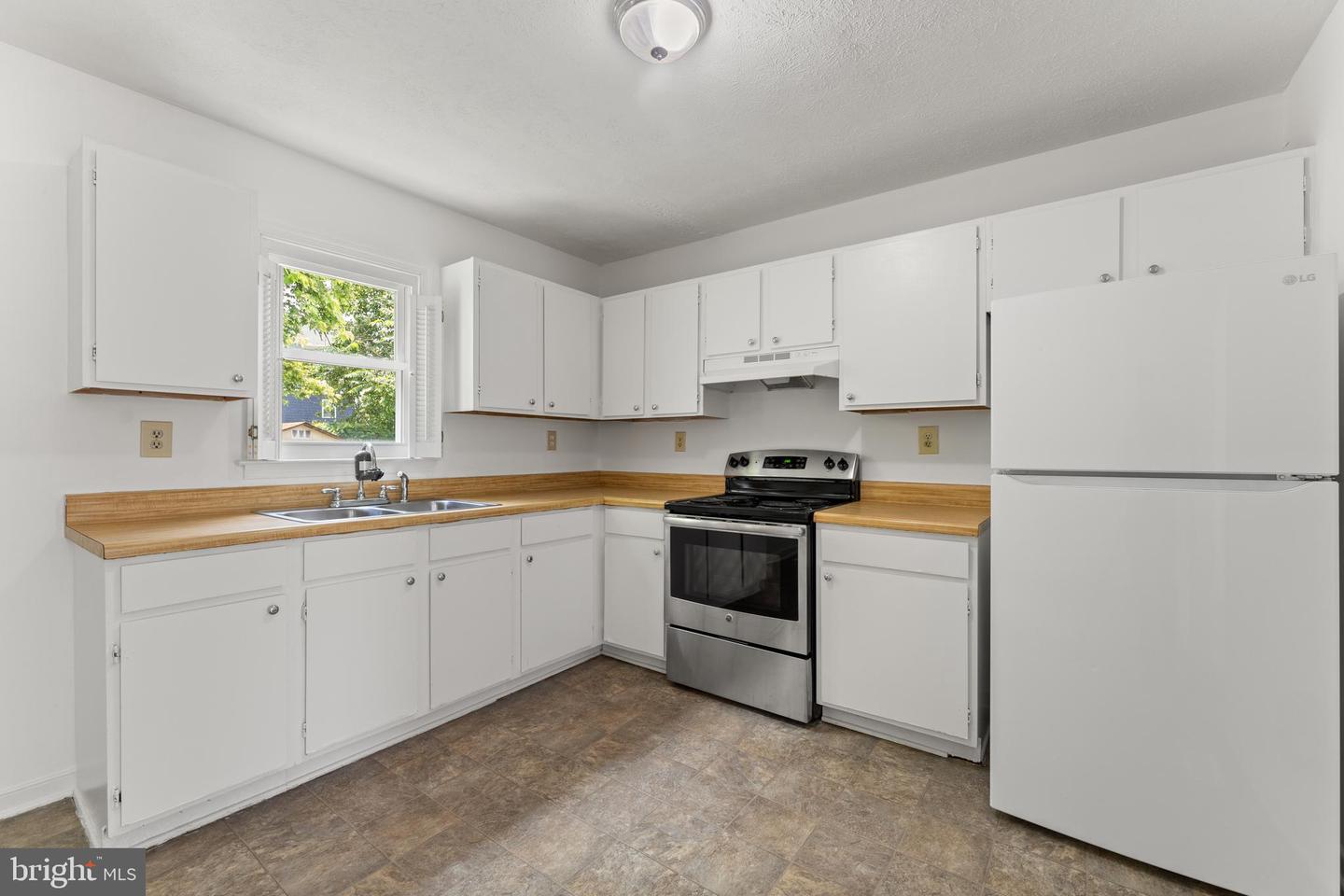 4602 H WHITING CIR, RICHMOND, Virginia 23231, 3 Bedrooms Bedrooms, ,2 BathroomsBathrooms,Residential,For sale,4602 H WHITING CIR,VARC2000706 MLS # VARC2000706 4602 H WHITING CIR, RICHMOND, Virginia 23231, 3 Bedrooms Bedrooms, ,2 BathroomsBathrooms,Residential,For sale,4602 H WHITING CIR,VARC2000706 MLS # VARC2000706