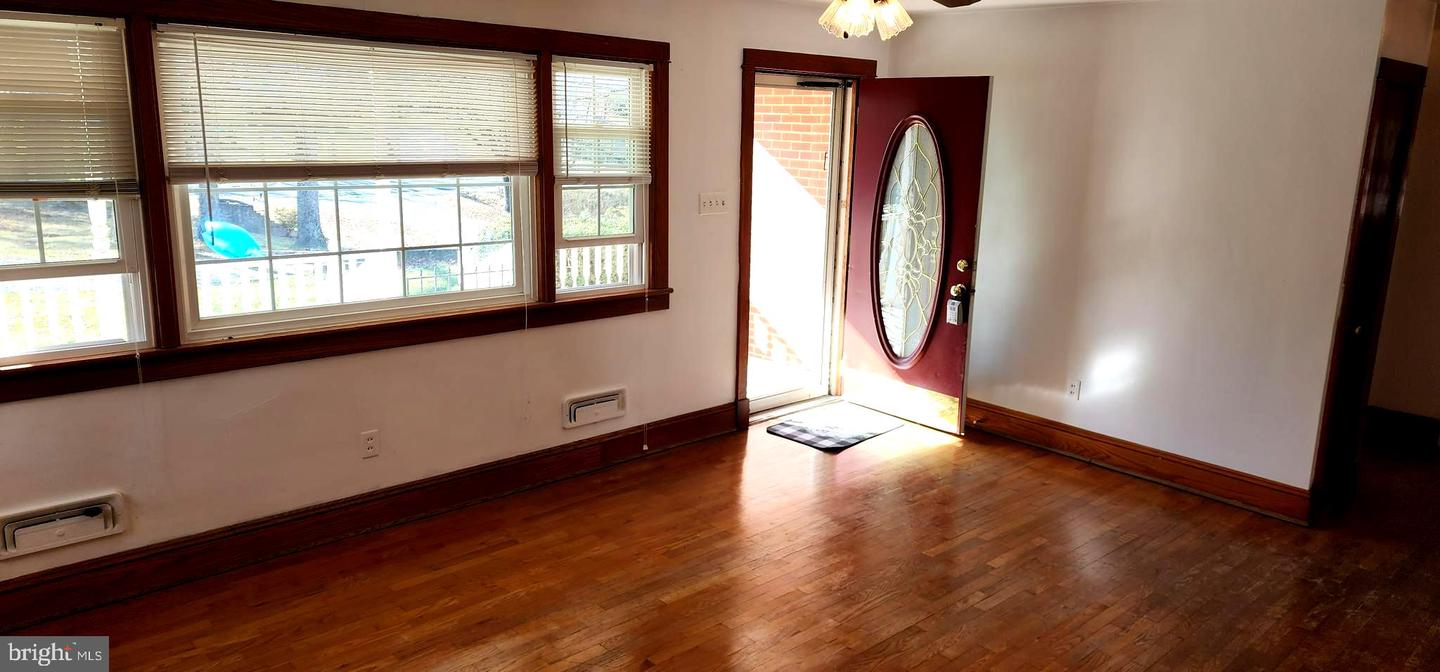 1064 STRASBURG RD, FRONT ROYAL, Virginia 22630, 4 Bedrooms Bedrooms, ,2 BathroomsBathrooms,Residential,For sale,1064 STRASBURG RD,VAWR2012864 MLS # VAWR2012864