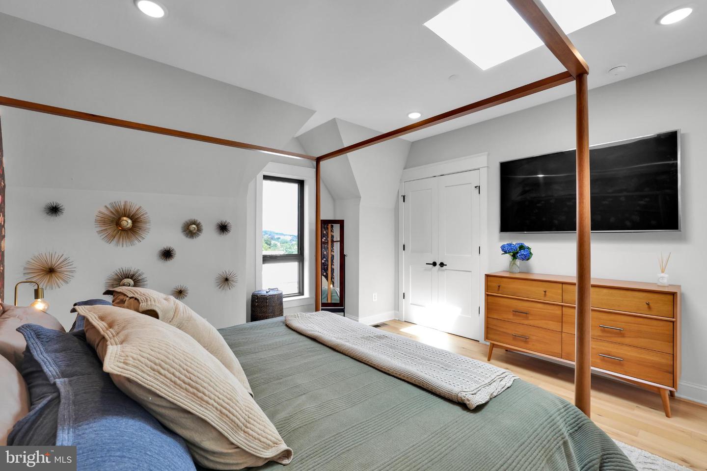 217 16TH ST NE #7, WASHINGTON, District Of Columbia 20002, 2 Bedrooms Bedrooms, 5 Rooms Rooms,2 BathroomsBathrooms,Residential,For sale,217 16TH ST NE #7,DCDC2221148 MLS # DCDC2221148