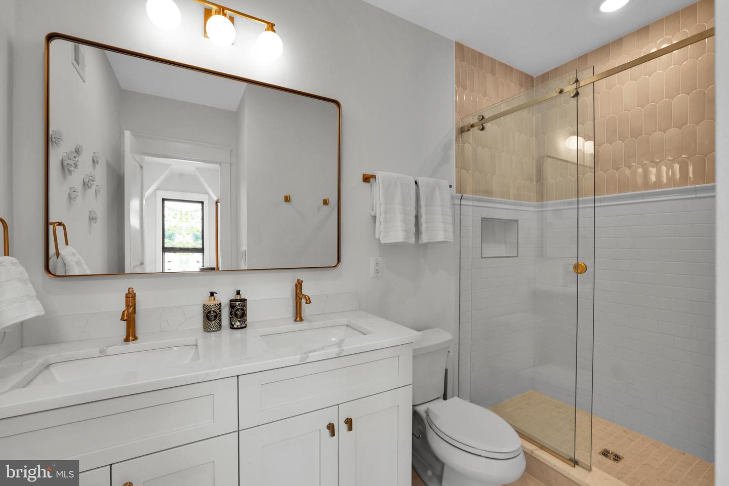 217 16TH ST NE #7, WASHINGTON, District Of Columbia 20002, 2 Bedrooms Bedrooms, 5 Rooms Rooms,2 BathroomsBathrooms,Residential,For sale,217 16TH ST NE #7,DCDC2221148 MLS # DCDC2221148