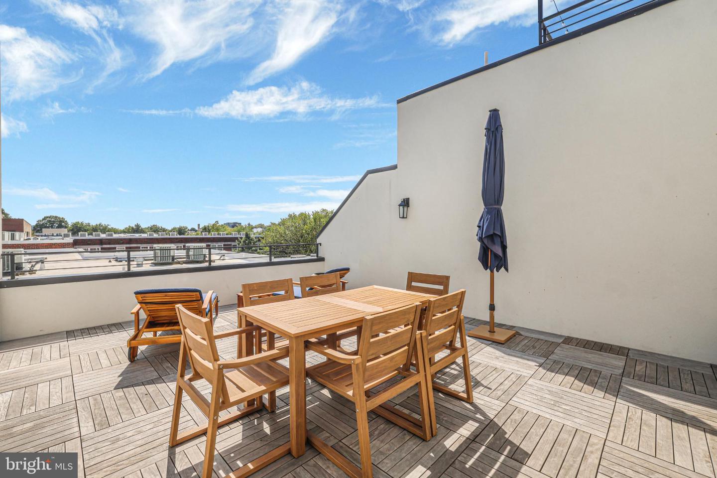 217 16TH ST NE #7, WASHINGTON, District Of Columbia 20002, 2 Bedrooms Bedrooms, 5 Rooms Rooms,2 BathroomsBathrooms,Residential,For sale,217 16TH ST NE #7,DCDC2221148 MLS # DCDC2221148