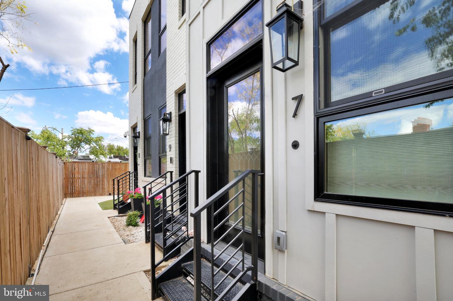 217 16TH ST NE #7, WASHINGTON, District Of Columbia 20002, 2 Bedrooms Bedrooms, 5 Rooms Rooms,2 BathroomsBathrooms,Residential,For sale,217 16TH ST NE #7,DCDC2221148 MLS # DCDC2221148