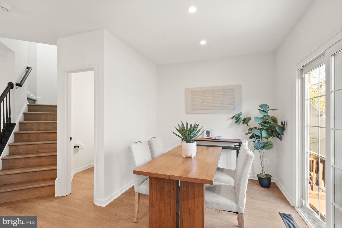 7057 KINGS MANOR DR, ALEXANDRIA, Virginia 22315, 3 Bedrooms Bedrooms, ,3 BathroomsBathrooms,Residential,For sale,7057 KINGS MANOR DR,VAFX2274066 MLS # VAFX2274066