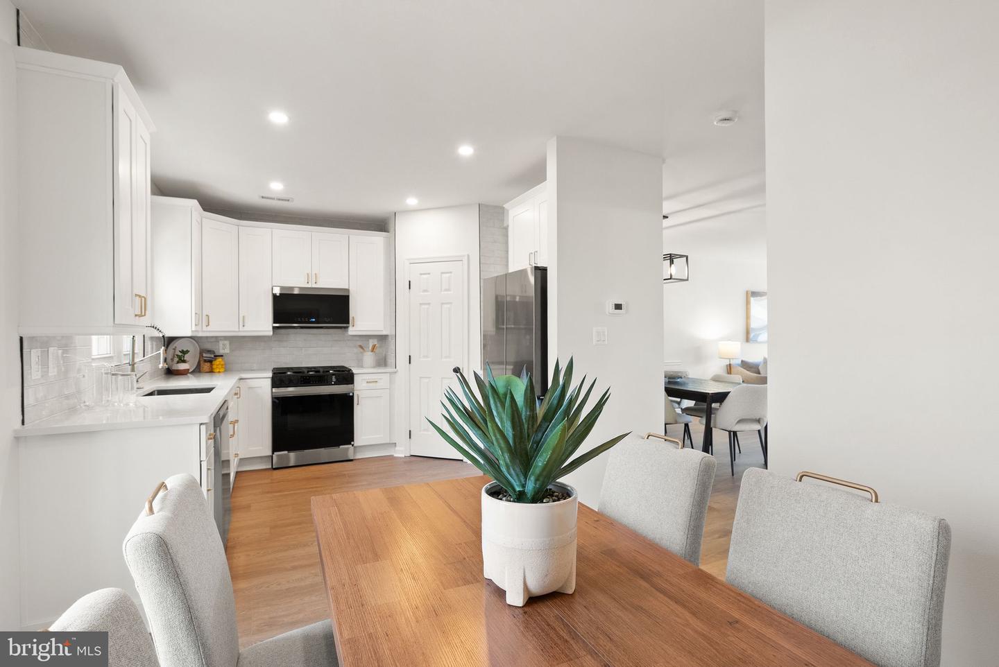 7057 KINGS MANOR DR, ALEXANDRIA, Virginia 22315, 3 Bedrooms Bedrooms, ,3 BathroomsBathrooms,Residential,For sale,7057 KINGS MANOR DR,VAFX2274066 MLS # VAFX2274066