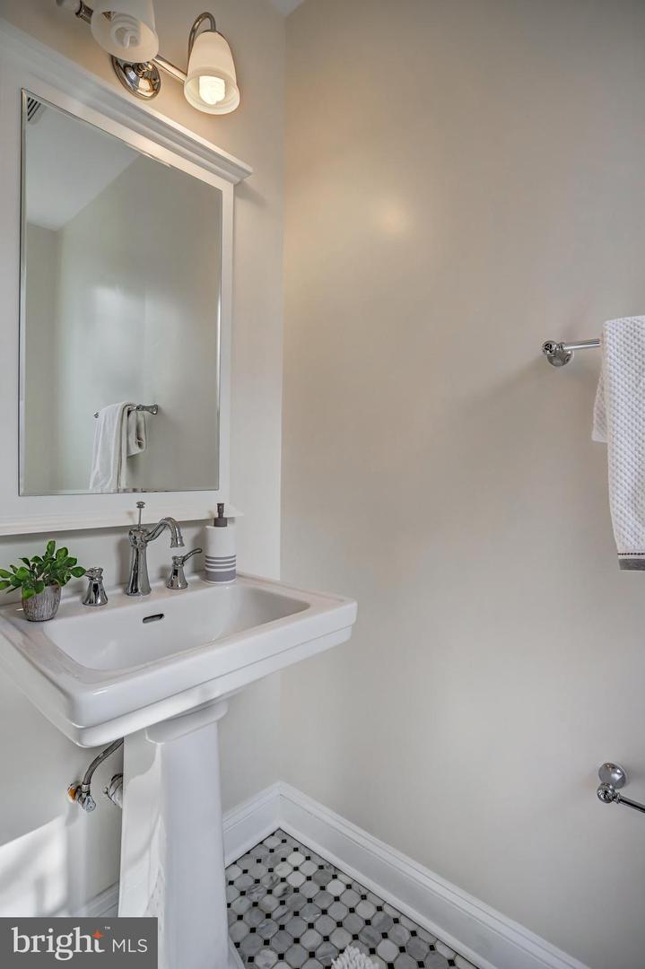 15 TODD PL NE, WASHINGTON, District Of Columbia 20002, 4 Bedrooms Bedrooms, ,2 BathroomsBathrooms,Residential,For sale,15 TODD PL NE,DCDC2231724 MLS # DCDC2231724