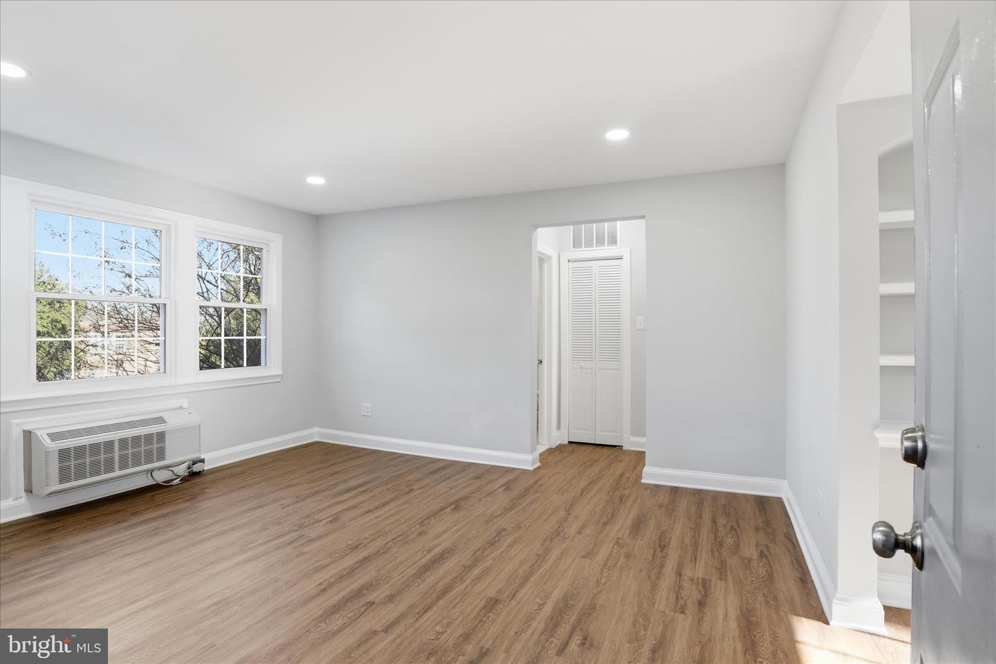 1804 W ABINGDON DR #201, ALEXANDRIA, Virginia 22314, 1 Bedroom Bedrooms, ,1 BathroomBathrooms,Residential,For sale,1804 W ABINGDON DR #201,VAAX2052014 MLS # VAAX2052014