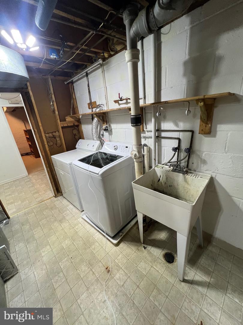 401 MOOREFIELD RD SW, VIENNA, Virginia 22180, 4 Bedrooms Bedrooms, ,3 BathroomsBathrooms,Residential,For sale,401 MOOREFIELD RD SW,VAFX2280812 MLS # VAFX2280812